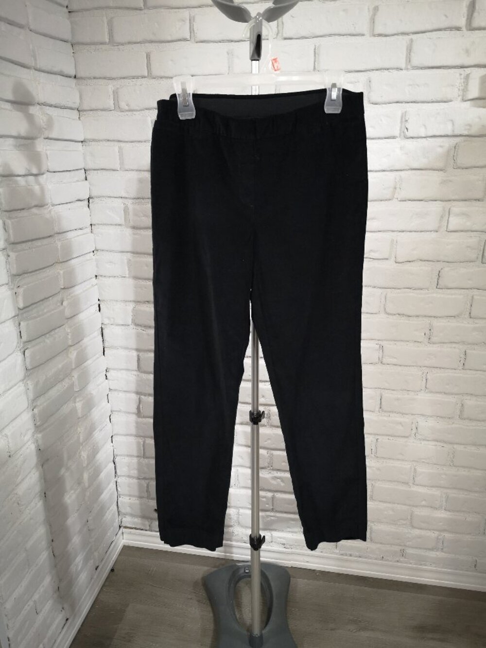J. Jill Ladies Size 8 Elastic Waist Black Pull On Style Velvet Crop Length Pant